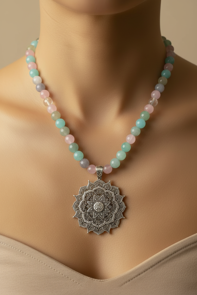 Collana mandala su modella