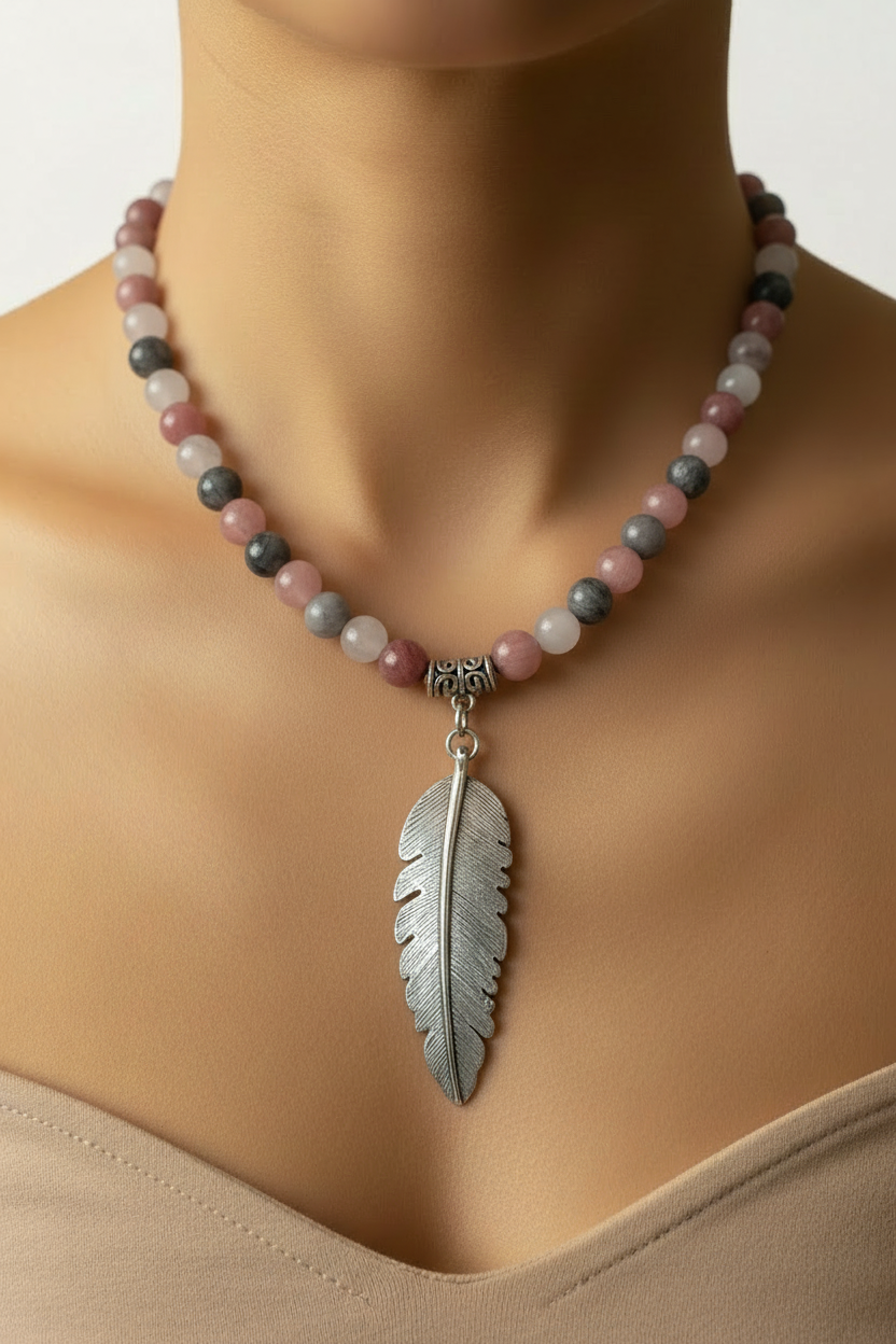 Collana piuma con perle colorate